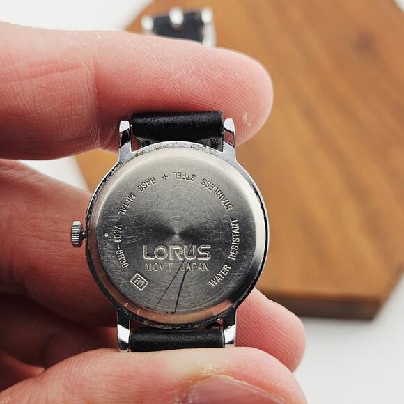 Vintage Lorus Women's Silver Tone Watch Leather Band Basic Everyday Casual V-501 - Picture 6 of 7